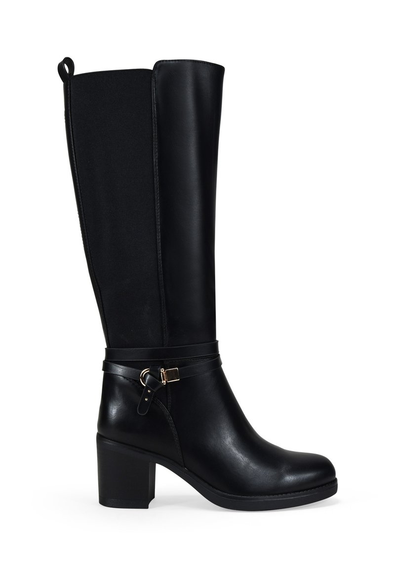 Bota de cuero negra hasta la rodilla con tacón cuadrado, panel trasero elástico y correa decorativa con hebilla dorada alrededor del tobillo.