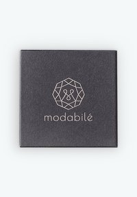 Schwarze quadratische Box mit matter Oberfläche, die ein geometrisches Logo in metallic Gold zeigt, mit der Aufschrift "modabilé" darunter.