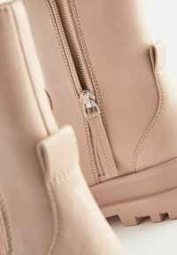 Next CHUNKY CHELSEA SOCK BOOTS - Platform bokacsizmák - nude pink