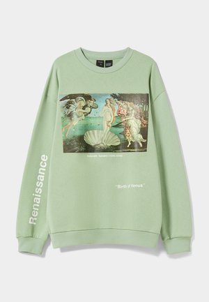 Hellgrünes Sweatshirt mit Botticellis Gemälde ‚Die Geburt der Venus‘ auf der Vorderseite, mit "Renaissance" am Ärmel und dem Namen des Künstlers darunter.
