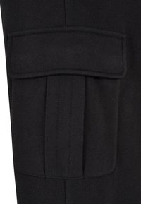 Černé cargo kalhoty s texturovanou tkaninou, boční kapsou na klopu a prošívanými detaily, nabízející utilitární design.