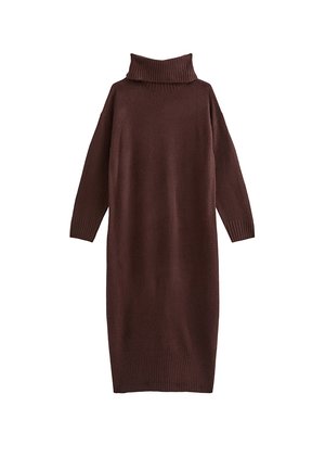 Brązowa dzianinowa sukienka z wysokim, prążkowanym golfem, długimi rękawami i prostym, sięgającym kostek krojem. Miękka faktura i brak widocznych wzorów.