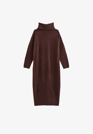 Brązowa dzianinowa sukienka z wysokim, prążkowanym golfem, długimi rękawami i prostym, sięgającym kostek krojem. Miękka faktura i brak widocznych wzorów.