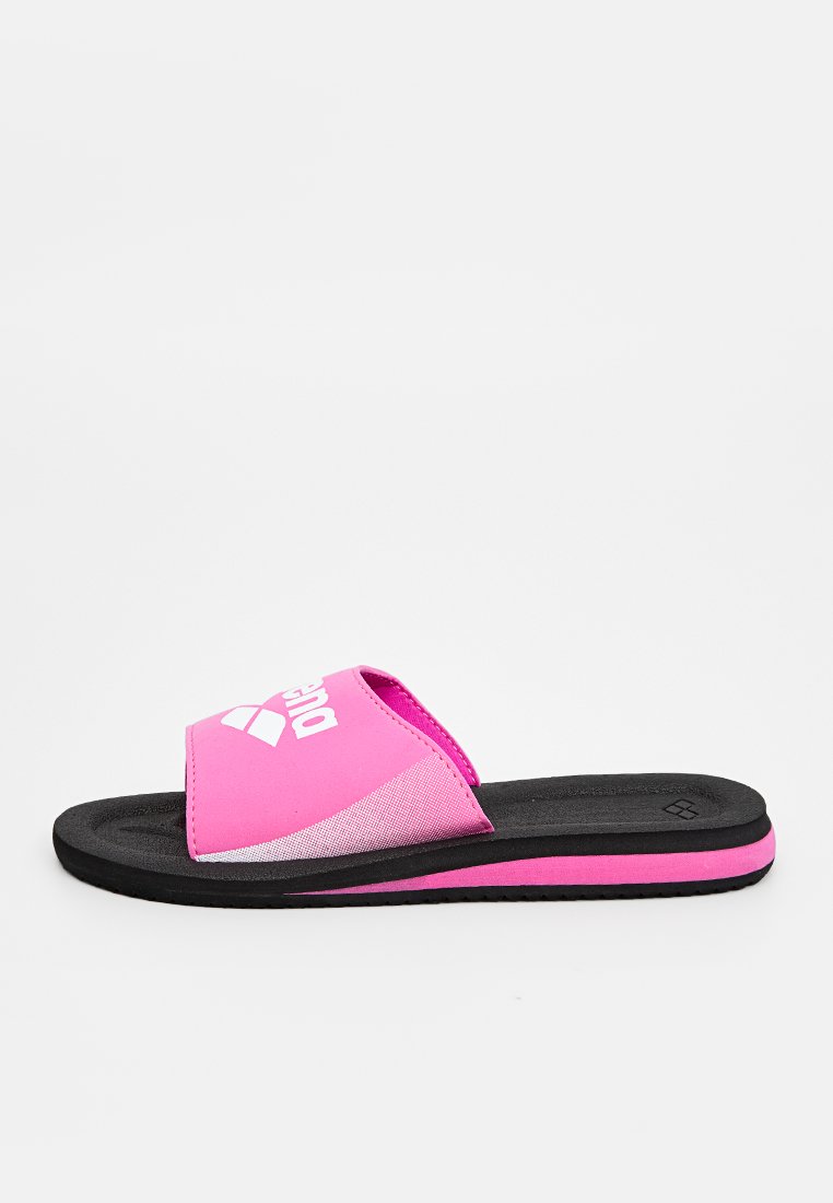 Rosa Rutschschuhsandale mit gepolstertem Riemen, der ein Logo auf der Oberseite aufweist, und einer strukturierten schwarzen Sohle. Glatte Oberfläche mit flachem Design.