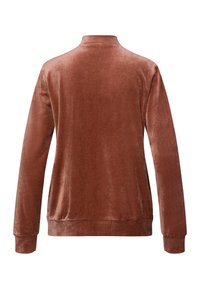 Hnědá sametová mikina s vysokým límcem, dlouhými rukávy a volným střihem. Obsahuje mírně nařasenou látku v oblasti pasu a na manžetách.