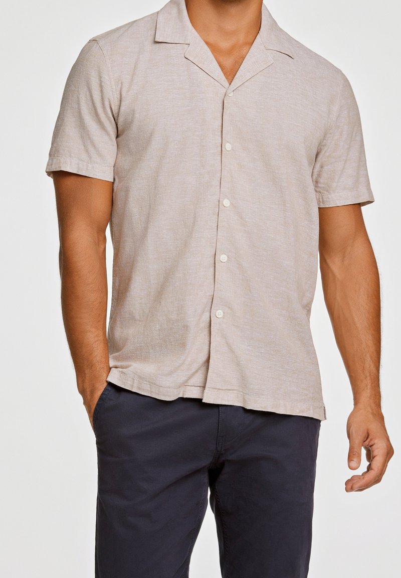 Beige overhemd met korte mouwen, een ontspannen pasvorm en een zachte textuur, voorzien van een notched kraag en lichtgewicht stof.