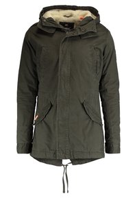 Giacca parka verde oliva realizzata in tessuto resistente, con cappuccio foderato, due tasche frontali e vita regolabile con cordino.