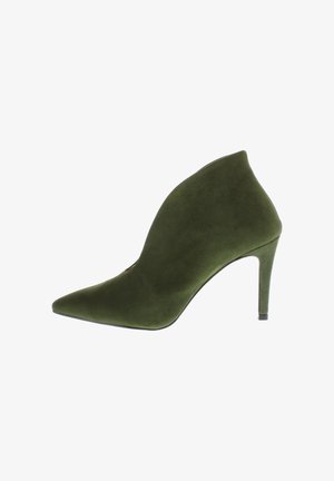 Olivegrüner Wildleder-Stiefelette mit spitz zulaufender Spitze, schlankem hohem Absatz und glatter Oberfläche, Seitenansicht auf weißem Hintergrund.