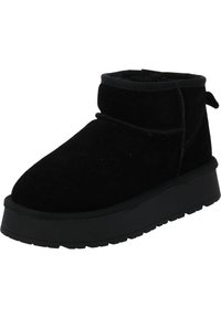 Schwarze Wildleder-Ankle-Boots mit runder Spitze, flachem Profil und strukturiertem Gummisohlen. Verfügt über gestickte Details und eine Anziehschlaufe an der Rückseite.