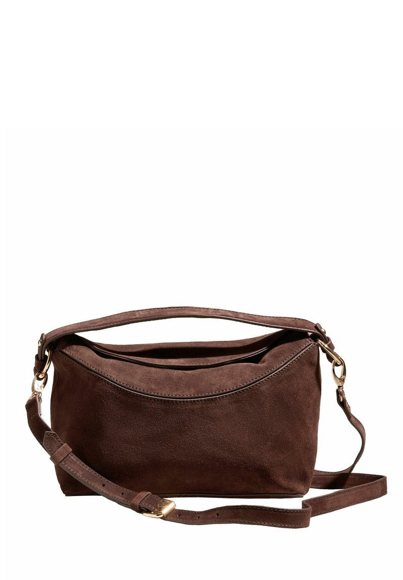 Bolso de hombro de ante marrón oscuro con correa ajustable y herrajes de metal en tono dorado, forma rectangular suave sobre fondo blanco.