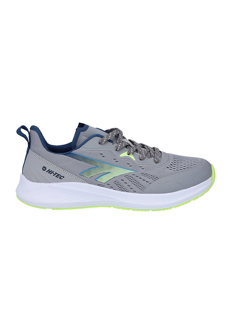 Zapatilla de running gris con parte superior de malla, detalles en verde y suela blanca. Presenta elementos reflectantes y cordones texturizados para un mejor agarre.
