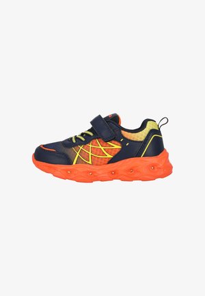 Marineblå og orange sneakers med en tekstureret mesh-overdel, gule detaljer og en velcro-rem. Chunky orange sål med definerede mønstre.