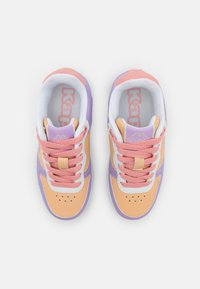 Sportsko sneakers med en blanding av pastell fersken, lavendel og hvite syntetiske materialer, med rosa lisser, perforert tå og logo-detalj.