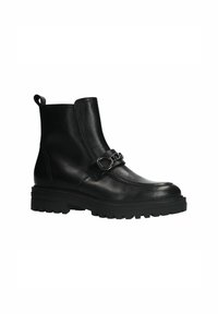 Stivaletti neri in pelle con una texture liscia, suola spessa e una cintura decorativa con un dettaglio ad anello metallico.