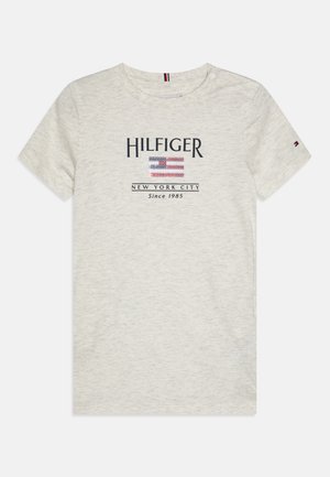 Lys grå t-skjorte med korte ermer og rund hals, med et grafisk design av Hilfiger-logoen og et amerikansk flagg i midten.