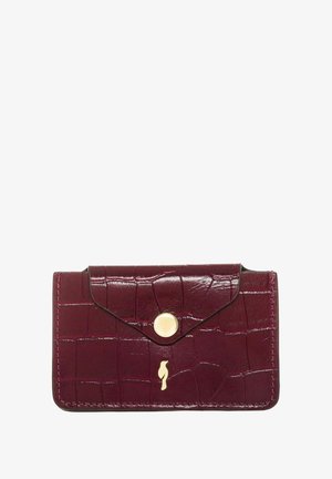 Burgundowa portmonetka z ekologicznej skóry o kroju krokodyla, ze złotym zapięciem na zatrzask i złotym logo z przodu. Kompaktowy prostokątny design.