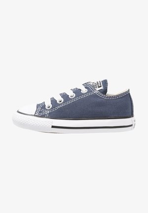 Dunkelblaue Stoff-Sneaker im Low-Top-Stil mit weißer Gummi-Zehenkappe, schwarz-weißer gestreifter Sohle und fünf weißen Ösen. Einfache Nähte.