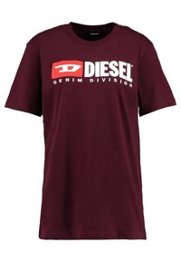 Burgundy bomull t-shirt med rund halsringning och korta ärmar. Har en stor vit och röd Diesel Denim Division-logotyp på framsidan.