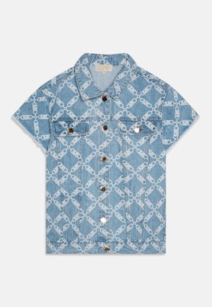 Veste en denim bleu à manches courtes avec un motif de chaîne blanche répétitif, deux poches poitrine et des boutons-pression argentés.