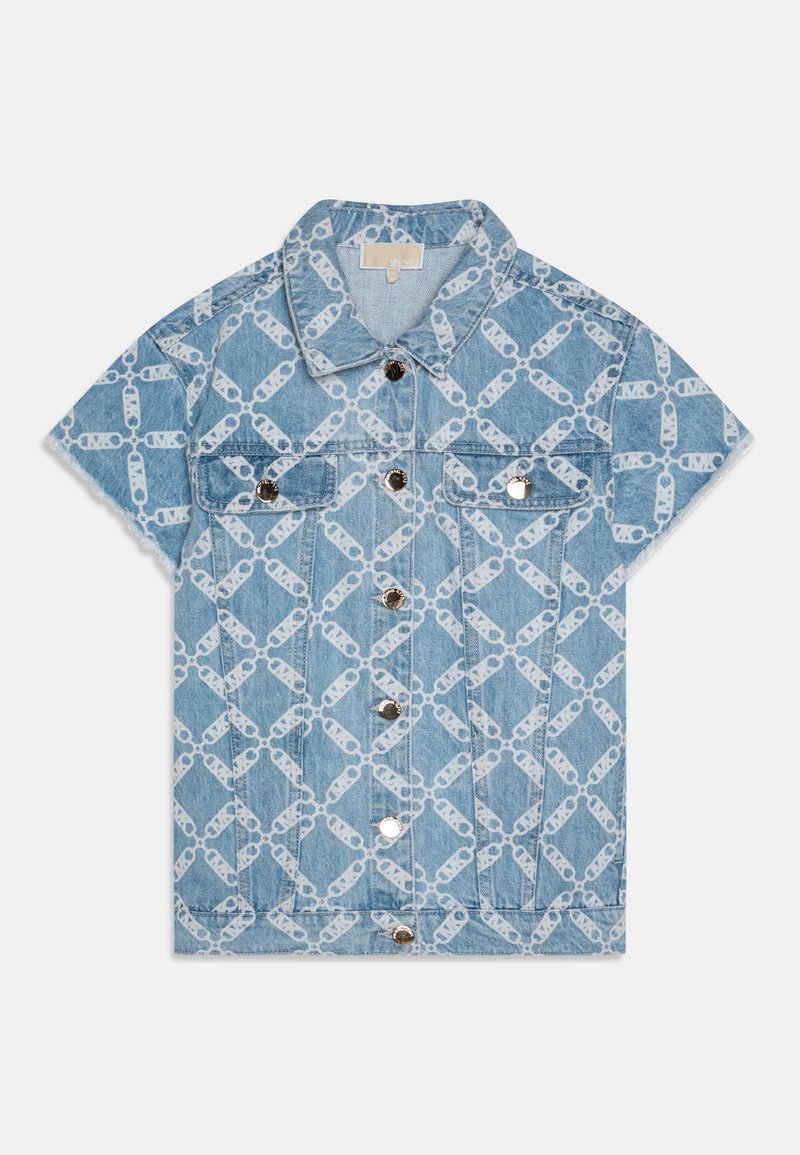 Veste en denim bleu à manches courtes avec un motif de chaîne blanche répétitif, deux poches poitrine et des boutons-pression argentés.