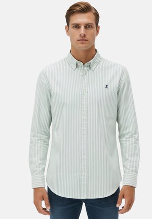 Camisa de manga larga a rayas verde claro y blanca con cuello abotonado, con un pequeño logo azul en el pecho y cierres de botones.