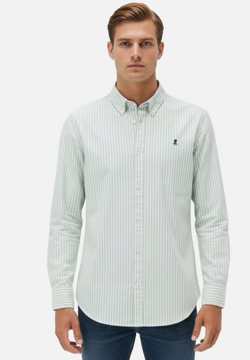 Camisa de manga larga a rayas verde claro y blanca con cuello abotonado, con un pequeño logo azul en el pecho y cierres de botones.