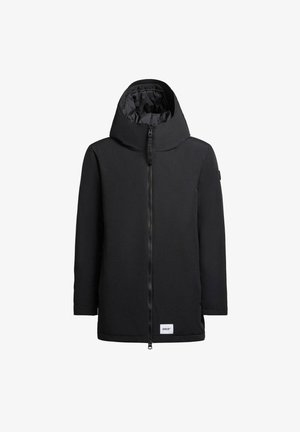 Sorte parka-jakke med høj krave, fuld frontlynlås og lange ærmer. Fremstillet af et glat stof med et lille mærkeskilt i kanten.