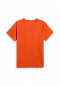 T-shirt orange vif à manches courtes et col rond, avec un motif abstrait subtil et une texture de tissu respirant, posé à plat sur un fond blanc.