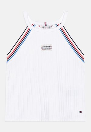 Hvid ribbet tanktop med rund halsudskæring, prydet med røde, blå og sorte striber. Lille "HILFIGER" label på forsiden.