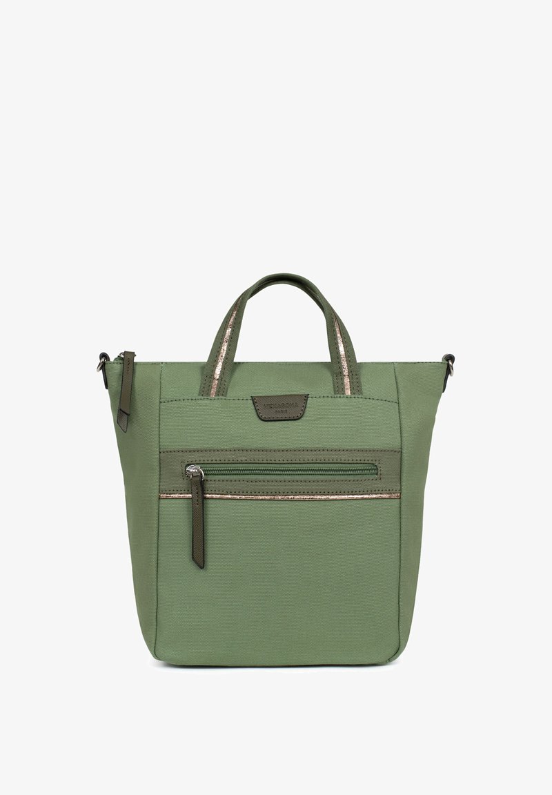 Zielona torba materiałowa z dwoma uchwytami u góry, przednią kieszenią na zamek błyskawiczny oraz metalicznymi akcentami. Solidna konstrukcja i prostokątny kształt.