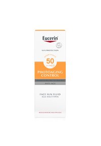 Eucerin Sonnenfluid, weiße Verpackung mit orangefarbenen und grauen Akzenten, gekennzeichnet mit SPF 50 und "Fotoalterungs-Kontrolle", weist auf einen fortschrittlichen Schutz hin.