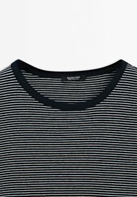 Czarna i biała cienka pozioma koszulka w paski z okrągłym dekoltem i czarnym kołnierzem oraz metką z napisem "Massimo Dutti, Made in Portugal".