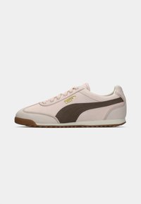 Svetloružová teniska Puma Arizona s hnedým pásom a gumenou podrážkou, zobrazená zboku na jednoduchom pozadí.