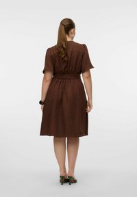 Vero Moda Curve VMCMELANEY MIDI - Srajčna obleka - chocolate torte