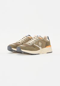 Sneaker verde oliva con accenti beige, caratterizzati da una tomaia in suede testurizzata, pannelli in rete, dettagli arancioni e una suola in gomma spessa.