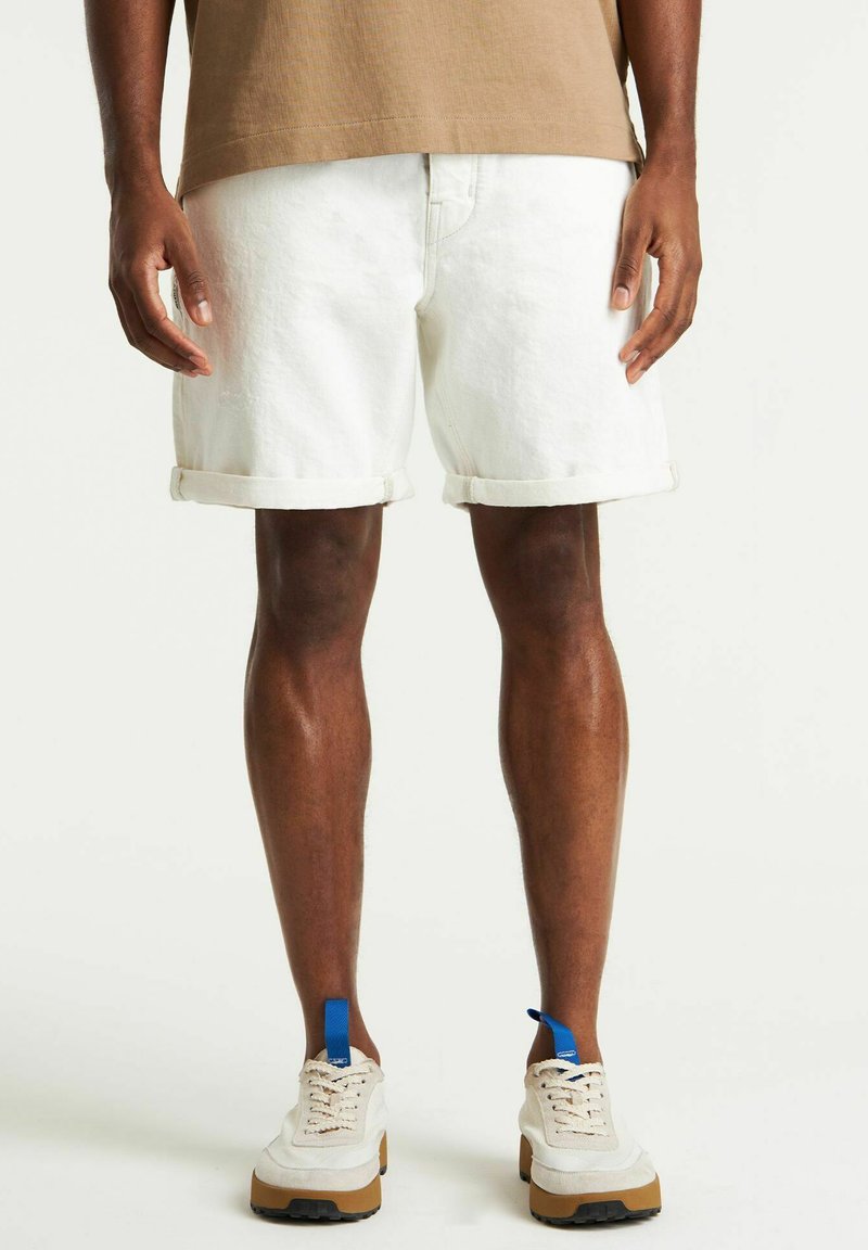 CHASIN' ORION.S SAND - Shorts vaqueros - white