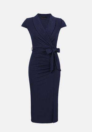 Rochie petrecută albastru închis, lungime până la genunchi, cu mâneci scurte, guler șal, fundă laterală și despicătură subtilă în față.