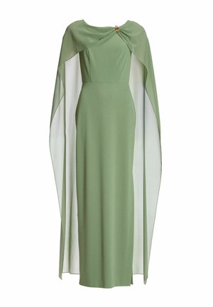 Groene jurk tot op de vloer met een geplooide taille, gescheurde chiffonmouwtjes als cape en een decoratieve gouden broche op de schouder. Gladde textuur.