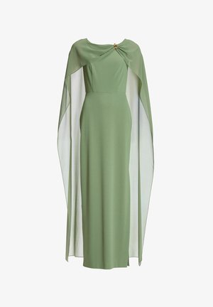 Groene jurk tot op de vloer met een geplooide taille, gescheurde chiffonmouwtjes als cape en een decoratieve gouden broche op de schouder. Gladde textuur.