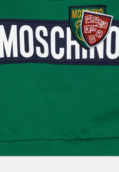 Felpa verde con una banda blu navy con "MOSCHINO" in bianco e una toppa con un design di orso e accenti bordeaux. Tessuto testurizzato.
