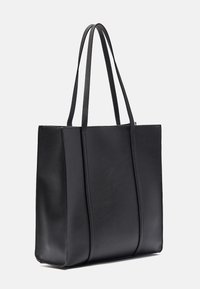 Černá kožená taška přes rameno s hladkým povrchem, dvěma dlouhými ušima a strukturovaným obdélníkovým tvarem. Disponuje minimalistickým designem bez viditelného kovového příslušenství.