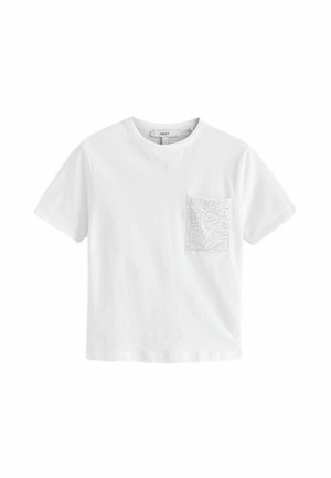 T-shirt en coton blanc avec un col rond et des manches courtes, présentant une poche texturée sur le côté gauche avec un subtil motif abstrait.