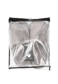 Pantofole in pile grigio in una confezione di plastica trasparente. Le pantofole presentano una texture morbida e un logo ricamato. Chiusura con zip nella parte superiore.