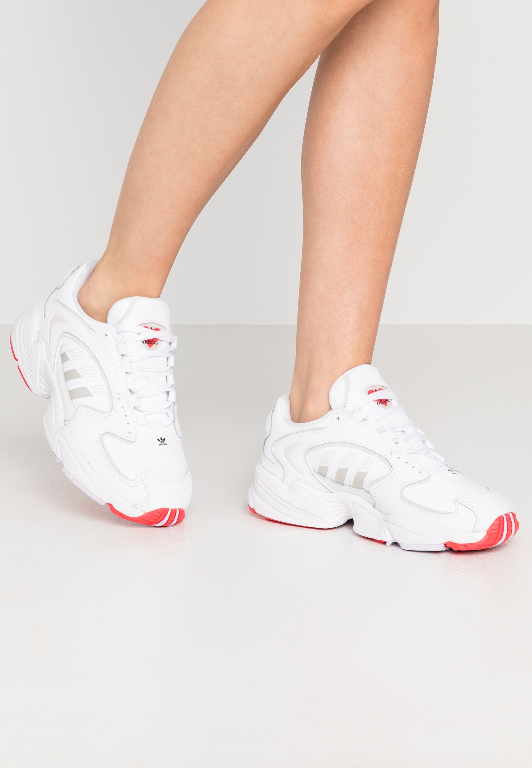 adidas Originals 2000 Joggesko footwear whitegrey one adidas Originals FALCON 2000 Joggesko grey oneglover