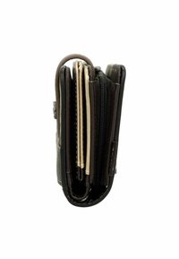 Billetera de cuero marrón con múltiples ranuras para tarjetas, un compartimento con cremallera y un exterior texturizado. Compacta, con bordes redondeados y un diseño plegado.