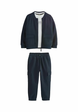 Marineblaues Kinderoutfit, bestehend aus einer zip-up Jacke mit zwei Fronttaschen und passenden Jogginghosen mit elastischem Bund und Cargo-Taschen.