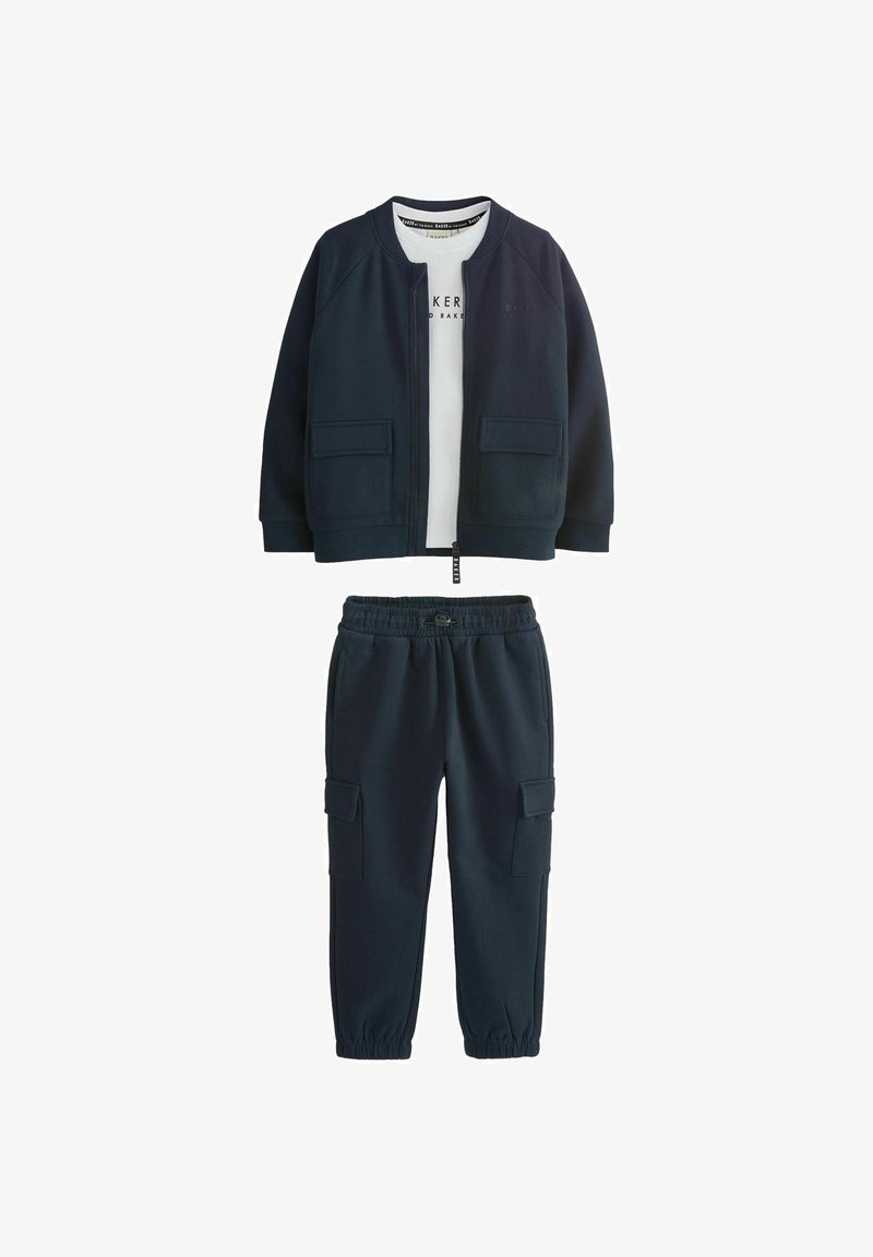 Navyblå børnetøj bestående af en zip-up jakke med to forlommer og matchende joggerbukser med elastisk talje og cargo-lommer.