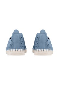 Zapatos de goma azules con diseño troquelado y suela color crema. Parte superior texturizada y costura decorativa a lo largo del borde de la suela.