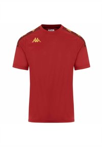Camiseta atlética roja de manga corta con cuello redondo, con acentos oscuros en contraste y detalles de logo dorado en los hombros.