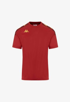 Camiseta atlética roja de manga corta con cuello redondo, con acentos oscuros en contraste y detalles de logo dorado en los hombros.